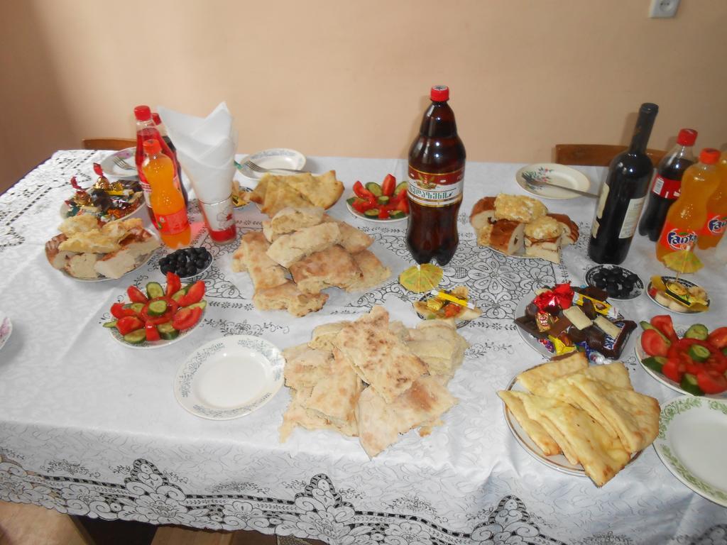 Mziuri Guest House Mestia Buitenkant foto